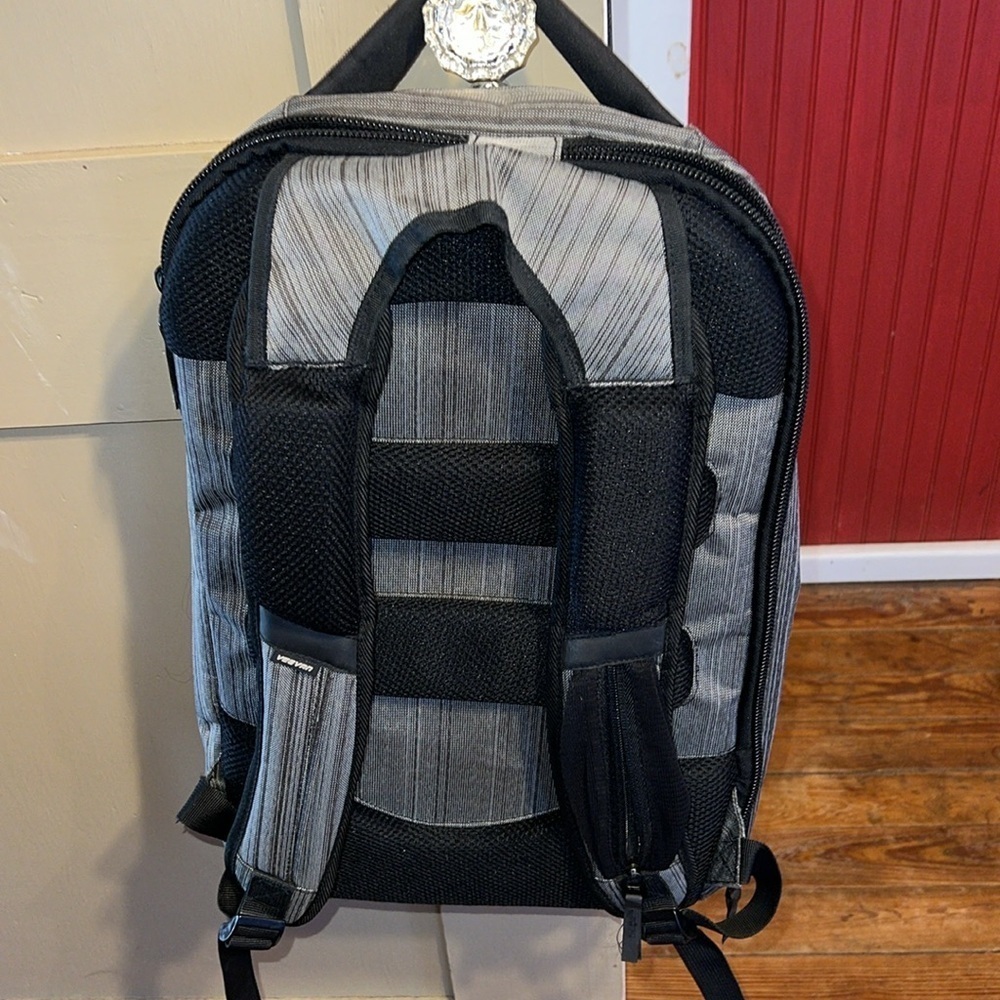 Veevan Backpack - Picture 3 of 8